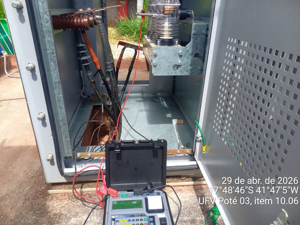 Instrumento de ensaio dentro da cabine de média tensão