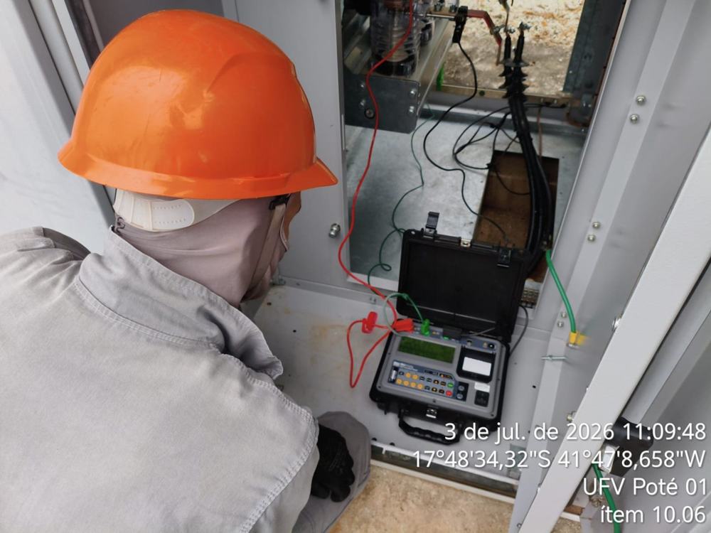 Técnico ensaiando o disjuntor de média tensão
