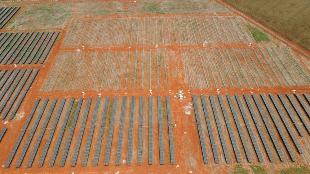 Vista aérea da obra das UFVs Paracatu com trackers