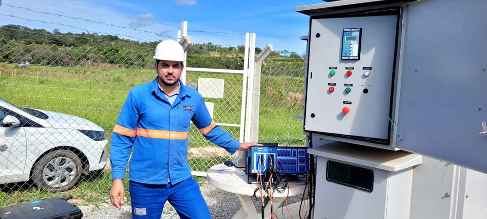 Técnico da Enerel ensaiando o relé na cabine de média tensão
