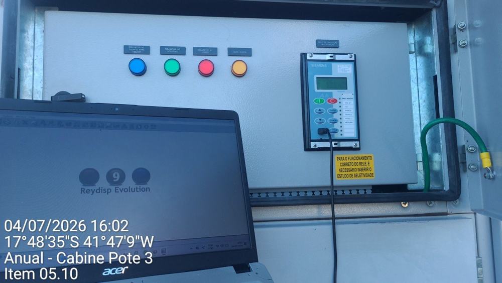 Painel do relé de proteção com notebook conectado